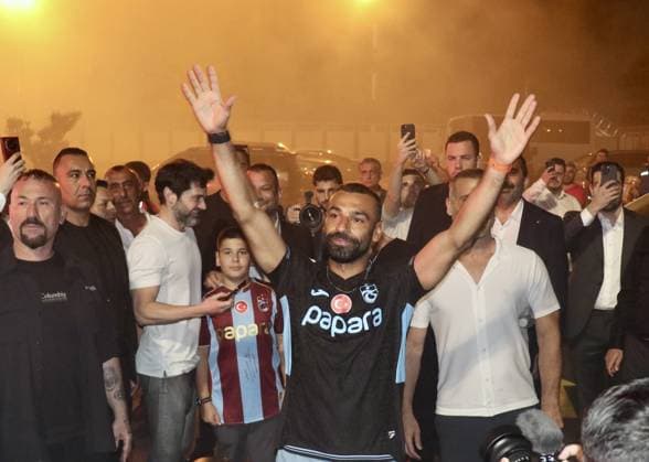Egyptian footballer Mohamed Salah arrives in Trabzon, Turkiye TRABZON, TURKIYE - AUGUST 5: Trabzonspor supporters welcome Egyptian footballer Mohamed Salah (center) with flares and chants upon his arrival at Trabzon Airport in Trabzon, Turkiye, on August 5, 2026. Salah led the fans in the club s traditional three-count chant before leaving the airport. Seyit Ahmet Eksik Anadolu Trabzon Turkey. Editorial use only. Please get in touch for any other usage.  Copyright: x2026xAnadoluxSeyitxAhmetxEksikx