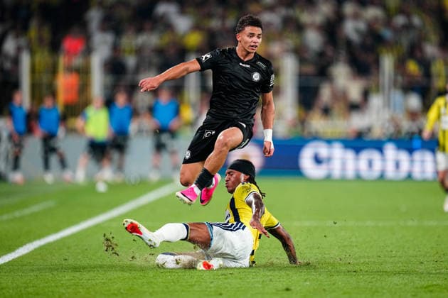 Fenerbahce SK v Sturm Graz - UEFA Champions League 2026 27 Third Qualifying Round First Leg Archie Brown of Fenerbahce in action with Jacob Peter Hodl of Sturm Graz during the UEFA Champions League 2026 27 third qualifying round first leg match between Fenerbahce SK and Sturm Graz at Fenerbahce Sükrü Saracoglu Spor Kompleksi on August 05, 2026 in Istanbul, Turkey. Istanbul Fenerbahce Sükrü Saracoglu Spor Kompleksi Istanbul Turkey Copyright: xxYagizxGurtugx