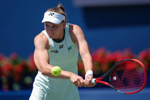 WTA, Tennis Damen Masters 1000 National Bank Open Toronto 2026 - Round of 64 - Day 5 Elena Rybakina of Kazakhstan plays a backhand during the Women™s Singles round of 64 match against Daria Kasatkina of Australia on day 5 of the WTA Masters 1000 National Bank Open at Sobeys Stadium on August 5, 2026, in Toronto, Canada. (Photo by Leonardo Ramirez Eyepix Group) Copyright: xLeonardoxRamirezx xEyepixxGroupx LR_04082026_08381
