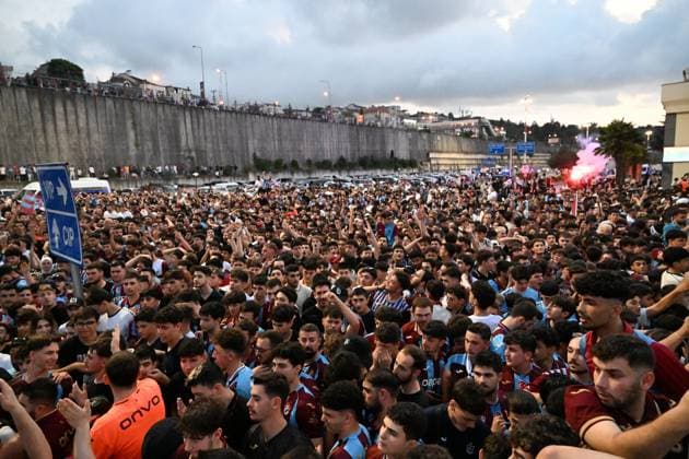 Egyptian footballer Mohamed Salah arrives in Trabzon, Turkiye TRABZON, TURKIYE - AUGUST 5: Trabzonspor supporters welcome Egyptian footballer Mohamed Salah with flares and chants upon his arrival at Trabzon Airport in Trabzon, Turkiye, on August 5, 2026. Hakan Burak Altunoz Anadolu Trabzon Turkey. Editorial use only. Please get in touch for any other usage.  Copyright: x2026xAnadoluxHakanxBurakxAltunozx