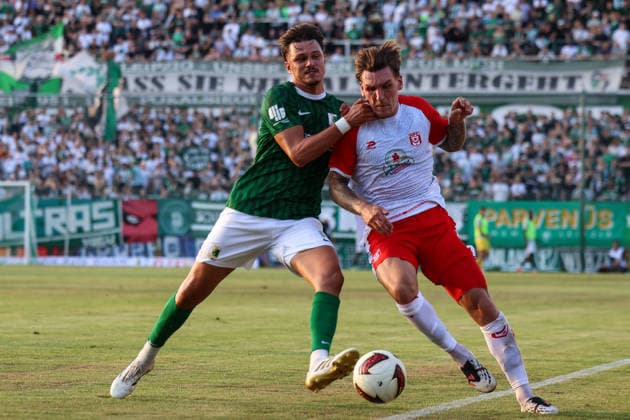 Deutschland: Regionalliga Nordost 2026 2027, 3. Spieltag, BSG Chemie Leipzig - Hallescher FC, Alfred-Kunze Sportpark (Leipzig): Zweikampf von Niclas Stierlin (Hallescher FC, 13) und Lorenz Hollenbach (BSG Chemie Leipzig, 3) Copyright: xLucasxWalterx