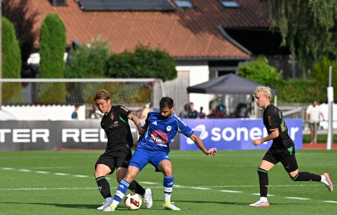 05.08.2026; Rottach-Egern; Fussball, Herren, Saison 2026 2027, Testspiel FC Rottach-Egern vs. Borussia Moenchengladbach Zweikampf zwischen v. li. Zento Uno (Gladbach), Samet Yilmazer (Rottach); ganz rechts beobachtet Fritz Fleck (Gladbach) die Szene DFL regulations prohibit any use of photographs as image sequences and or quasi-video. Stadion Am Birkenmoos Bayern Deutschland *** August 5, 2026 Rottach Egern Soccer, Men s, 2026–2027 Season, Friendly Match: FC Rottach Egern vs. Borussia Mönchengladbach. A tackle between (from left) Zento Uno (Gladbach) and Samet Yilmazer (Rottach); on the far right, Fritz Fleck (Gladbach) watches the action. DFL regulations prohibit any use of photographs as image sequences and or quasi-video. Am Birkenmoos Stadium, Bavaria, Germany