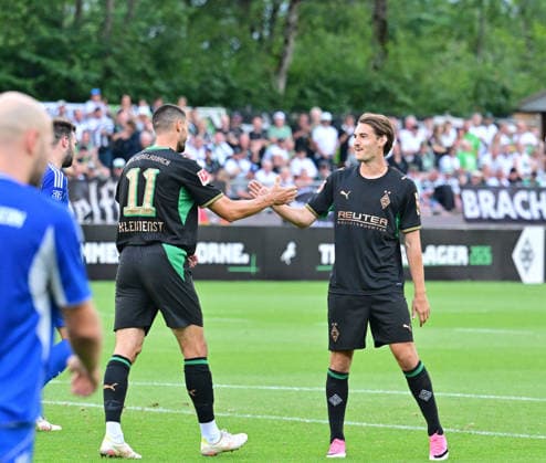 05.08.2026; Rottach-Egern; Fussball, Herren, Saison 2026 2027, Testspiel FC Rottach-Egern vs. Borussia Moenchengladbach Torjubel von Torschuetze Tim Kleindienst (Gladbach, li.) mit Florian Neuhaus (Gladbach, re.) DFL regulations prohibit any use of photographs as image sequences and or quasi-video. Stadion Am Birkenmoos Bayern Deutschland *** August 5, 2026 Rottach Egern Soccer, Men s, 2026–2027 season, Friendly Match: FC Rottach Egern vs. Borussia Mönchengladbach. Goal celebration by goal scorer Tim Kleindienst (Gladbach, left) with Florian Neuhaus (Gladbach, right). DFL regulations prohibit any use of photographs as image sequences and or quasi-video. Am Birkenmoos Stadium, Bavaria, Germany