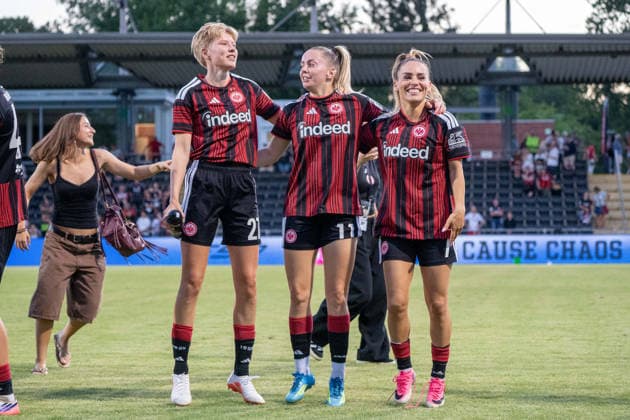 05.08.2026, xhfmx, Fussball CLQ HF 2. Qualirunde, Eintracht Frankfurt - Omonia Nicosia v.l. Paulina Krumbiegel (Eintracht Frankfurt, 27), Nina Lührßen (Eintracht Frankfurt, 11) und ErÃ«leta Memeti (Eintracht Frankfurt, 7) jubeln mit den Fans gegen Nikosia (DFL DFB REGULATIONS PROHIBIT ANY USE OF PHOTOGRAPHS as IMAGE SEQUENCES and or QUASI-VIDEO) Frankfurt *** August 5, 2026, xhfmx, Soccer CLQ HF 2 Qualifying Round, Eintracht Frankfurt vs. Omonia Nicosia, Paulina Krumbiegel (Eintracht Frankfurt), 27, Nina Lührßen (Eintracht Frankfurt, 11) and Erëleta Memeti (Eintracht Frankfurt, 7) celebrate with the fans against Nicosia. DFL and DFB regulations prohibit any use of photographs as image sequences and or quasi-video. Frankfurt