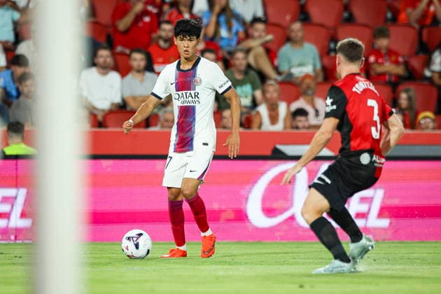 Dro Fernandez (PSG Paris Saint-Germain) controls the ball during the during the pre-season friendly match between RCD Mallorca and Paris Saint-Germain at Estadi Son Moix on August 5, 2026 in Palma de Mallorca, Spain. (Photo by Xavi Bonilla DeFodi Images) - *** Dro Fernandez of PSG (Paris Saint-Germain) controls the ball during the preseason friendly match between RCD Mallorca and Paris Saint-Germain at Estadi Son Moix on August 5, 2026, in Palma de Mallorca, Spain. Photo by Xavi Bonilla, DeFodi Images