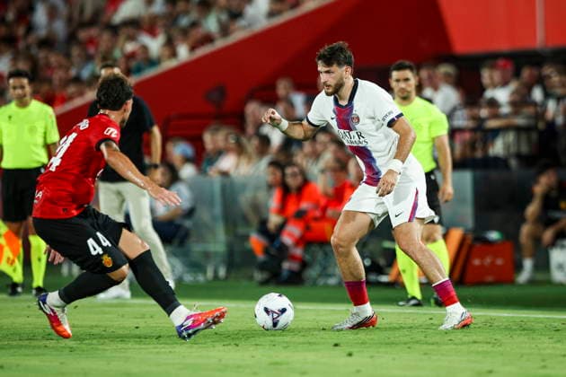 Khvicha Kvaratskhelia (PSG Paris Saint-Germain) controls the ball during the during the pre-season friendly match between RCD Mallorca and Paris Saint-Germain at Estadi Son Moix on August 5, 2026 in Palma de Mallorca, Spain. (Photo by Xavi Bonilla DeFodi Images) - *** Khvicha Kvaratskhelia of PSG (Paris Saint-Germain) controls the ball during a preseason friendly match between RCD Mallorca and Paris Saint-Germain at Estadi Son Moix on August 5, 2026, in Palma de Mallorca, Spain. Photo by Xavi Bonilla, DeFodi Images