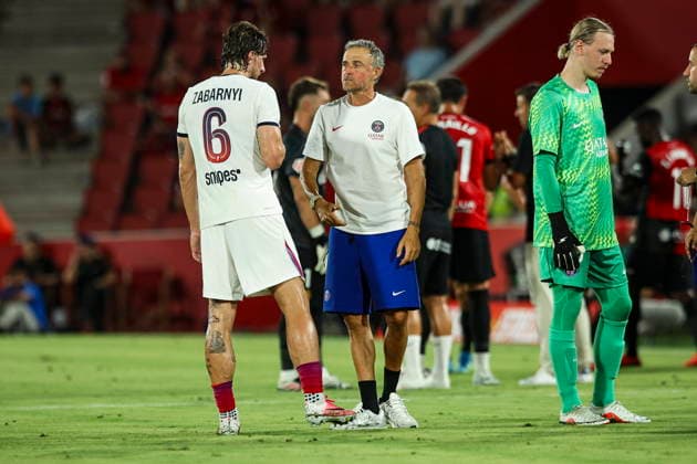 Luis Enrique (Paris Saint-Germain) talkst to Ilya Zabarnyi (PSG Paris Saint-Germain) during the during the pre-season friendly match between RCD Mallorca and Paris Saint-Germain at Estadi Son Moix on August 5, 2026 in Palma de Mallorca, Spain. (Photo by Xavi Bonilla DeFodi Images) - *** Luis Enrique of Paris Saint-Germain talks to Ilya Zabarnyi of PSG during the preseason friendly match between RCD Mallorca and Paris Saint-Germain at Estadi Son Moix on August 5, 2026, in Palma de Mallorca, Spain. Photo by Xavi Bonilla, DeFodi Images