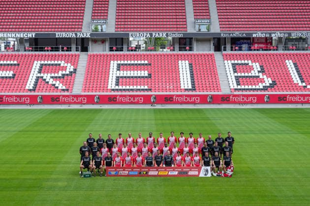 SC Freiburg; 1.BL, Bundesliga, Porträttermin 2026 2027, Mannschaftsfoto, hi. Reihe v.li.: Athletiktrainer Daniel Wolf, Athletiktrainer Maximilian Kessler, Individualtrainer Felix Roth, Karl Steinmann, Max Rosenfelder, Philipp Lienhart, Jordy Makengo, Matthias Ginter, Igor Matanovic , Keisuke Goto, Eren Dinkci, Patrick Osterhage, Co-Trainer Patrik Grolimund, Co-Trainer Analyse Franz-Georg Wieland, Torwarttrainer Michael Müller mi. Reihe v.li.: Physiotherapeut Florian Mack, Mannschaftsarzt Torben Pottgießer, Rouven Tarnutzer, Maximilian Eggestein, Christian Günter, Derry Scherhant, Anthony Jung, Cyriaque Irie , Bruno Ogbus, Lucas Höler, Yannik Engelhardt, Lukas Kübler, Trainer Julian Schuster, Co-Trainer Florian Bruns, Co-Trainer Lars Voßler vo. Reihe v.li.: Physiotherapeut Markus Behrens, Physiotherapeut Torge Schwarz, Physiotherapeut Uwe Vetter, Niklas Beste, Berkay Yilmaz, Vincenzo Grifo, Jannik Huth, Mio Backhaus, Florian Müller, Rihito Yamamoto, Yuito Suzuki, Philipp Treu, Reha-Trainer Matthias Rosa, Zeugwart Max Beckmann, Busfahrer Stefan Spohn Freiburg Europa-Park Stadion Baden-Wuerttemberg Deutschland *** SC Freiburg 1 BL, Bundesliga, Team Photo Session 2026–2027, Team photo, back row from left: Strength and conditioning coach Daniel Wolf, strength and conditioning coach Maximilian Kessler, personal trainer Felix Roth, Karl Steinmann, Max Rosenfelder, Philipp Lienhart, Jordy Makengo, Matthias Ginter, Igor Matanovic, Keisuke Goto, Eren Dinkci, Patrick Osterhage, Assistant Coach Patrik Grolimund, Assistant Coach (Analysis) Franz Georg Wieland, Goalkeeper Coach Michael Müller; middle row, from left: Physical Therapist Florian Mack, Team Doctor Torben Pottgießer, Rouven Tarnutzer, Maximilian Eggestein, Christian Günter, Derry Scherhant, Anthony Jung, Cyriaque Irié, Bruno Ogbus, Lucas Höler, Yannik Engelhardt, Lukas Kübler, Head Coach Julian Schuster, Assistant Coach Florian Bruns, Assistant Coach Lars Voßler; from left to right: Physical Therapist Markus Behrens, Physical Therapist Torge Schwarz, Physical Therapist Uwe Vetter, Niklas Beste, Berkay Yilmaz, Vincenzo Grifo, Jannik Huth, Mio Backhaus, Florian Müller, Rihito Yamamoto, Yuito Suzuki, Philipp Treu, rehabilitation coach Matthias Rosa, equipment manager Max Beckmann, bus driver Stefan Spohn, Freiburg Europa-Park Stadium, Baden-Württemberg, Germany Copyright: AA_STEINSIEK.CH