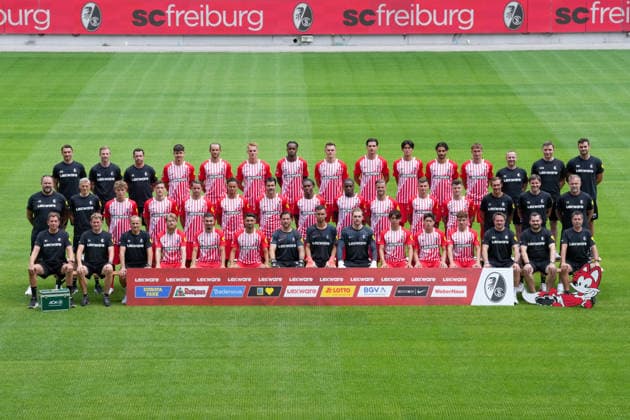 SC Freiburg; 1.BL, Bundesliga, Porträttermin 2026 2027, Mannschaftsfoto, hi. Reihe v.li.: Athletiktrainer Daniel Wolf, Athletiktrainer Maximilian Kessler, Individualtrainer Felix Roth, Karl Steinmann, Max Rosenfelder, Philipp Lienhart, Jordy Makengo, Matthias Ginter, Igor Matanovic , Keisuke Goto, Eren Dinkci, Patrick Osterhage, Co-Trainer Patrik Grolimund, Co-Trainer Analyse Franz-Georg Wieland, Torwarttrainer Michael Müller mi. Reihe v.li.: Physiotherapeut Florian Mack, Mannschaftsarzt Torben Pottgießer, Rouven Tarnutzer, Maximilian Eggestein, Christian Günter, Derry Scherhant, Anthony Jung, Cyriaque Irie , Bruno Ogbus, Lucas Höler, Yannik Engelhardt, Lukas Kübler, Trainer Julian Schuster, Co-Trainer Florian Bruns, Co-Trainer Lars Voßler vo. Reihe v.li.: Physiotherapeut Markus Behrens, Physiotherapeut Torge Schwarz, Physiotherapeut Uwe Vetter, Niklas Beste, Berkay Yilmaz, Vincenzo Grifo, Jannik Huth, Mio Backhaus, Florian Müller, Rihito Yamamoto, Yuito Suzuki, Philipp Treu, Reha-Trainer Matthias Rosa, Zeugwart Max Beckmann, Busfahrer Stefan Spohn Freiburg Europa-Park Stadion Baden-Wuerttemberg Deutschland *** SC Freiburg 1 BL, Bundesliga, Team Photo Session 2026–2027, Team photo, back row from left: Strength and conditioning coach Daniel Wolf, strength and conditioning coach Maximilian Kessler, personal trainer Felix Roth, Karl Steinmann, Max Rosenfelder, Philipp Lienhart, Jordy Makengo, Matthias Ginter, Igor Matanovic, Keisuke Goto, Eren Dinkci, Patrick Osterhage, Assistant Coach Patrik Grolimund, Assistant Coach (Analysis) Franz Georg Wieland, Goalkeeper Coach Michael Müller; middle row, from left: Physical Therapist Florian Mack, Team Doctor Torben Pottgießer, Rouven Tarnutzer, Maximilian Eggestein, Christian Günter, Derry Scherhant, Anthony Jung, Cyriaque Irie, Bruno Ogbus, Lucas Höler, Yannik Engelhardt, Lukas Kübler, Head Coach Julian Schuster, Assistant Coach Florian Bruns, Assistant Coach Lars Voßler; from left to right: Physical Therapist Markus Behrens, Physical Therapist Torge Schwarz, Physical Therapist Uwe Vetter, Niklas Beste, Berkay Yilmaz, Vincenzo Grifo, Jannik Huth, Mio Backhaus, Florian Müller, Rihito Yamamoto, Yuito Suzuki, Philipp Treu, rehabilitation coach Matthias Rosa, equipment manager Max Beckmann, bus driver Stefan Spohn, Freiburg Europa-Park Stadium, Baden-Württemberg, Germany Copyright: AA_STEINSIEK.CH