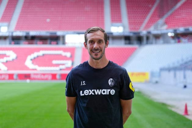Julian Schuster (SC Freiburg, Trainer); SC Freiburg; 1.BL, Bundesliga, Porträttermin 2026 2027 Freiburg Europa-Park Stadion Baden-Wuerttemberg Deutschland *** Julian Schuster, SC Freiburg; Head Coach, SC Freiburg 1 (Bundesliga); Profile Session 2026–2027; Freiburg; Europa-Park Stadium; Baden-Württemberg, Germany Copyright: AA_STEINSIEK.CH
