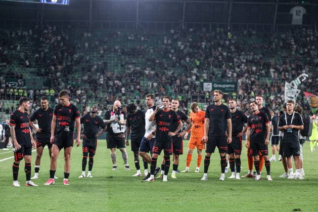05.08.2026, Budapeszt Liga Europy UEFA sezon 2026 27 runda III kwalifikacji, Ferencvaros Budapest - Gornik Zabrze - UEFA Europa League football Match season 2026 27 round III qualification Ferencvaros Budapeszt - Gornik Zabrze Nz. Pilkarze Gornik Zabrze smutek Fot. Michal Chwieduk Arena Akcji NEWSPIX.PL --- newspix.pl 
