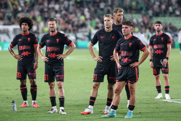 05.08.2026, Budapeszt Liga Europy UEFA sezon 2026 27 runda III kwalifikacji, Ferencvaros Budapest - Gornik Zabrze - UEFA Europa League football Match season 2026 27 round III qualification Ferencvaros Budapeszt - Gornik Zabrze Nz. Peter Federico Michal Sacek Ondrej Zmrzly Pawel Bochniewicz Maksym Khlan Bastien Donio smutek Fot. Michal Chwieduk Arena Akcji NEWSPIX.PL --- newspix.pl 
