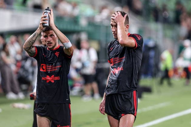 05.08.2026, Budapeszt Liga Europy UEFA sezon 2026 27 runda III kwalifikacji, Ferencvaros Budapest - Gornik Zabrze - UEFA Europa League football Match season 2026 27 round III qualification Ferencvaros Budapeszt - Gornik Zabrze Nz. Erik Janza Rafal Janicki smutek Fot. Michal Chwieduk Arena Akcji NEWSPIX.PL --- newspix.pl 