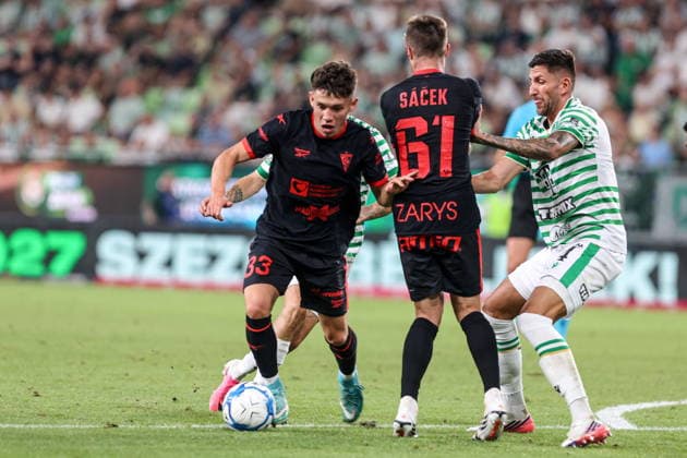 05.08.2026, Budapeszt Liga Europy UEFA sezon 2026 27 runda III kwalifikacji, Ferencvaros Budapest - Gornik Zabrze - UEFA Europa League football Match season 2026 27 round III qualification Ferencvaros Budapeszt - Gornik Zabrze Nz. Maksym Khlan Michal Sacek Mariano Gomez Fot. Michal Chwieduk Arena Akcji NEWSPIX.PL --- newspix.pl 