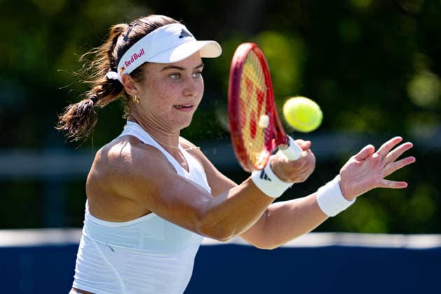 TORONTO, ON - AUGUST 05: Iva Jovic of the United States returns a shot during her match at the WTA, Tennis Damen National Bank Open tournament on August 5, 2026 at Sobeys Stadium in Toronto, ON, Canada (Photo by Julian Avram Icon Sportswire) TENNIS: AUG 05 National Bank Open EDITORIAL USE ONLY Icon2608050063