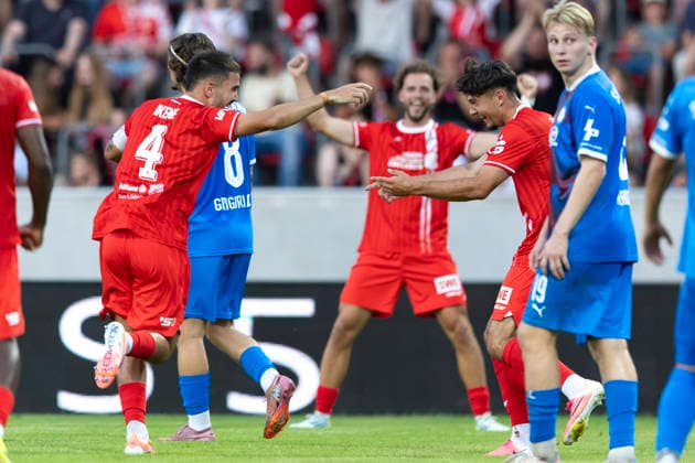 Regionalliga Nordost: FC Rot-Weiß Erfurt vs. SV Tasmania Berlin; Erfurt; 05.08.2026 Sofiane Ikene ( 4; FC Rot-Weiß Erfurt) (links), Dustin Forkel ( 17; FC Rot-Weiß Erfurt) (rechts) und in der Mitte jubelt Luca Kerkemeyer ( 28; FC Rot-Weiß Erfurt) (dahinter) Regionalliga Nordost: FC Rot-Weiß Erfurt vs. SV Tasmania Berlin; Steigerwaldstadion Erfurt; 05.08.2026 *** Regionalliga Nordost: FC Rot Weiß Erfurt vs. SV Tasmania Berlin, Erfurt, August 5, 2026. Sofiane Ikene (4, FC Rot Weiß Erfurt) on the left, Dustin Forkel 17 (FC Rot Weiß Erfurt, right), and in the center, Luca Kerkemeyer 28 (FC Rot Weiß Erfurt) celebrates; behind them, Regionalliga Nordost: FC Rot Weiß Erfurt vs. SV Tasmania Berlin at Steigerwaldstadion, Erfurt, August 5, 2026 Copyright: xBEAUTIFULxSPORTS Duehringx