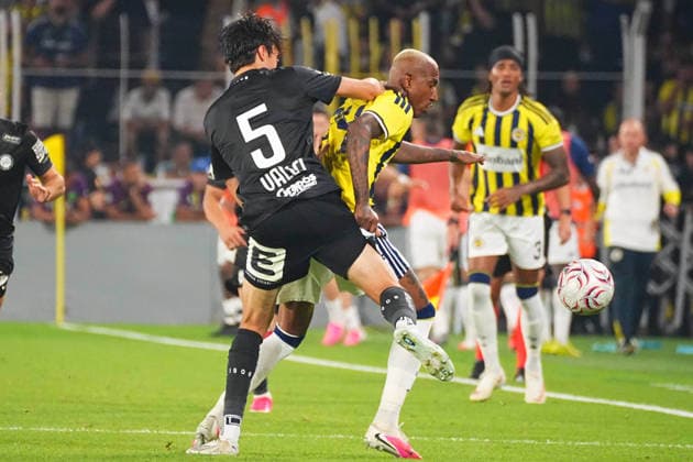 ISTANBUL, TURKEY - AUGUST 5: Anderson Talisca (R) of Fenerbahce SK and Albert Vallci (5) of Sturm Graz during the UEFA Champions League 2026 27 third qualifying round first leg match between Fenerbahce SK and Sturm Graz at Fenerbahce Sükrü Saracoglu Spor Kompleksi on August 5, 2026 in Istanbul, Turkey. Istanbul Turkey Copyright: xSeskimphotox FBahce-SturmGraz-050826 (98)