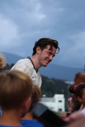 06.08.2026, GER, Fussball, Herren, FC Augsburg, Bundesliga, Testspiel, Trainingslager, Schwaz, Bilder vom Testspiel zwischen dem FC Augsburg und dem SC Schwaz: Michael Gregoritsch mit Fans Schwaz *** August 6, 2026, GER, Soccer, Men s, FC Augsburg, Bundesliga, Friendly Match, Training Camp, Schwaz, Photos from the friendly match between FC Augsburg and SC Schwaz; Michael Gregoritsch with Schwaz fans