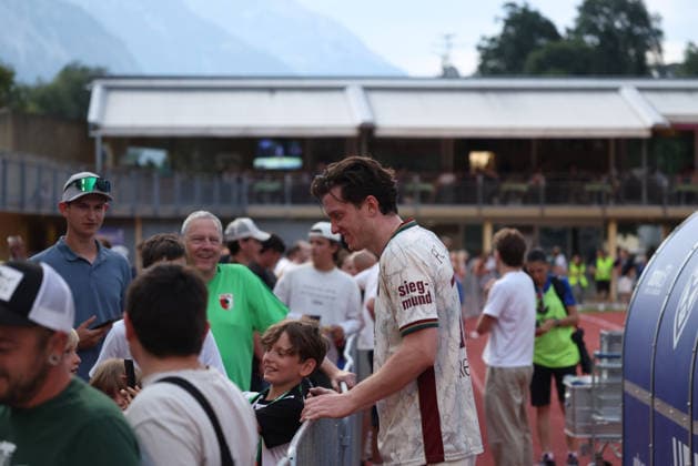 06.08.2026, GER, Fussball, Herren, FC Augsburg, Bundesliga, Testspiel, Trainingslager, Schwaz, Bilder vom Testspiel zwischen dem FC Augsburg und dem SC Schwaz: Michael Gregoritsch mit Fans Schwaz *** August 6, 2026, GER, Soccer, Men s, FC Augsburg, Bundesliga, Friendly Match, Training Camp, Schwaz, Photos from the friendly match between FC Augsburg and SC Schwaz; Michael Gregoritsch with Schwaz fans