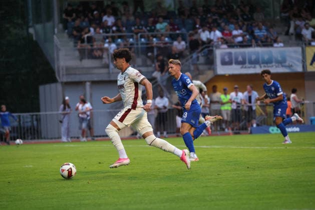 06.08.2026, GER, Fussball, Herren, FC Augsburg, Bundesliga, Testspiel, Trainingslager, Schwaz, Bilder vom Testspiel zwischen dem FC Augsburg und dem SC Schwaz: Rodrigo Ribeiro steuert auf das Tor zu Schwaz *** August 6, 2026, GER, Soccer, Men s, FC Augsburg, Bundesliga, Friendly Match, Training Camp, Schwaz, Photos from the friendly match between FC Augsburg and SC Schwaz; Rodrigo Ribeiro heads toward the Schwaz goal