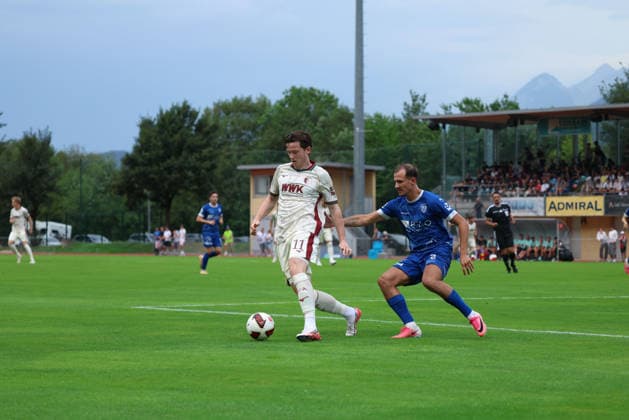 06.08.2026, GER, Fussball, Herren, FC Augsburg, Bundesliga, Testspiel, Trainingslager, Schwaz, Bilder vom Testspiel zwischen dem FC Augsburg und dem SC Schwaz: Michael Gregoritsch behauptet sich Schwaz *** August 6, 2026, GER, Soccer, Men s, FC Augsburg, Bundesliga, Friendly Match, Training Camp, Schwaz, Photos from the friendly match between FC Augsburg and SC Schwaz: Michael Gregoritsch shines in Schwaz