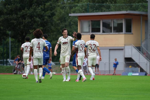 06.08.2026, GER, Fussball, Herren, FC Augsburg, Bundesliga, Testspiel, Trainingslager, Schwaz, Bilder vom Testspiel zwischen dem FC Augsburg und dem SC Schwaz: Michael Gregoritsch und Uchenna Ogundu jubeln Schwaz *** August 6, 2026, GER, Soccer, Men s, FC Augsburg, Bundesliga, Friendly Match, Training Camp, Schwaz, Photos from the friendly match between FC Augsburg and SC Schwaz; Michael Gregoritsch and Uchenna Ogundu celebrate in Schwaz