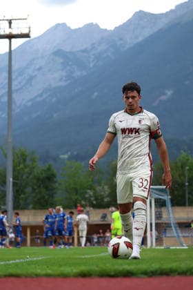 06.08.2026, GER, Fussball, Herren, FC Augsburg, Bundesliga, Testspiel, Trainingslager, Schwaz, Bilder vom Testspiel zwischen dem FC Augsburg und dem SC Schwaz: Fabian Rieder vor dem Eckball Schwaz *** August 6, 2026, GER, Soccer, Men s, FC Augsburg, Bundesliga, Friendly Match, Training Camp, Schwaz, Photos from the friendly match between FC Augsburg and SC Schwaz: Fabian Rieder before the corner kick for Schwaz