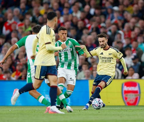 RECORD DATE NOT STATED 5th August 2026; Aviva Stadium, Dublin, Ireland; Friendly Football, Arsenal versus Real Betis; Nelson Deossa of Real Betis challenges for the ball with Fabio Vieira of Arsenal PeterxFitzpatrick
