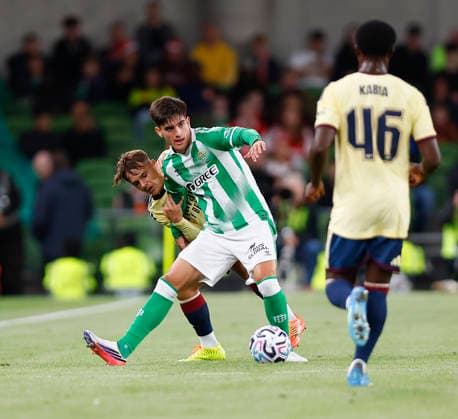 RECORD DATE NOT STATED 5th August 2026; Aviva Stadium, Dublin, Ireland; Friendly Football, Arsenal versus Real Betis; Theo Julienne of Arsenal challenges for the ball with Morante of Real Betis PeterxFitzpatrick