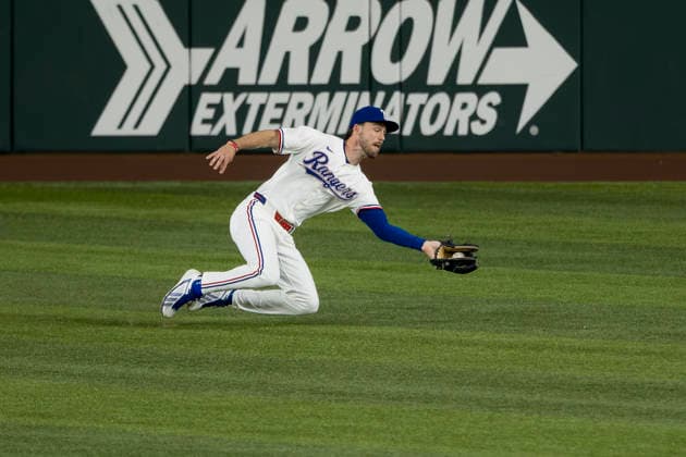 August 5, 2026, Arlington, Texas, USA: Texas Rangers center fielder EVAN CARTER (32) makes a diving catch for an out against the San Francisco Giants at Globe Life Field. Rangers win 6-0. MLB, Baseball Herren, USA 2026: Rangers 6:0 Giants  - ZUMAf180 20260805_zsp_f180_012 Copyright: xMarkxFannx