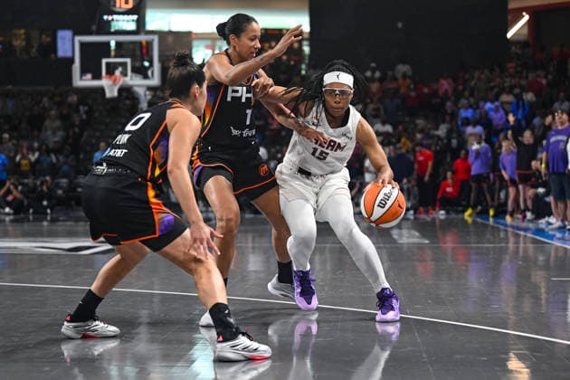 COLLEGE PARK, GA - AUGUST 05: Atlanta guard Allisha Gray (15) attempts to drive during the WNBA, Basketball Damen, USA game between the Phoenix Mercury and the Atlanta Dream on August 5th, 2026 at the Gateway Center in College Park, GA. (Photo by Rich von Biberstein Icon Sportswire) WNBA: AUG 05 Phoenix Mercury at Atlanta Dream EDITORIAL USE ONLY Icon260805002