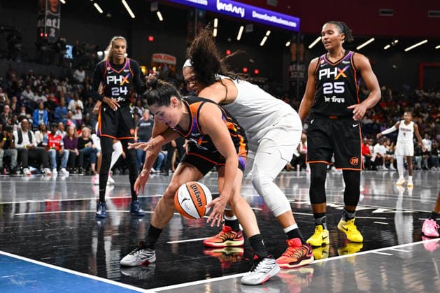 COLLEGE PARK, GA - AUGUST 05: Phoenix guard Kelsey Plum (0) battles for a lose ball during the WNBA, Basketball Damen, USA game between the Phoenix Mercury and the Atlanta Dream on August 5th, 2026 at the Gateway Center in College Park, GA. (Photo by Rich von Biberstein Icon Sportswire) WNBA: AUG 05 Phoenix Mercury at Atlanta Dream EDITORIAL USE ONLY Icon260805008