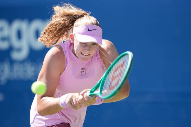 WTA, Tennis Damen Masters 1000 National Bank Open Toronto 2026 - Round of 64 - Day 5 Mirra AndrÃ yeva of Russia plays a backhand during the Women™s Singles round of 64 match against Karolina PliÅ¡kova of Czech Republic on day 5 of the WTA Masters 1000 National Bank Open at Sobeys Stadium on August 5, 2026, in Toronto, Canada. (Photo by Leonardo Ramirez Eyepix Group) Copyright: xLeonardoxRamirezx xEyepixxGroupx LR_04082026_08530