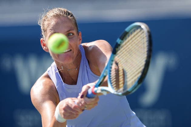 WTA, Tennis Damen Masters 1000 National Bank Open Toronto 2026 - Round of 64 - Day 5 Karolina PliÅ¡kova of Czech Republic plays a backhand during the Women™s Singles round of 64 match against Mirra AndrÃ yeva of Russia on day 5 of the WTA Masters 1000 National Bank Open at Sobeys Stadium on August 5, 2026, in Toronto, Canada. (Photo by Leonardo Ramirez Eyepix Group) Copyright: xLeonardoxRamirezx xEyepixxGroupx LR_04082026_08559