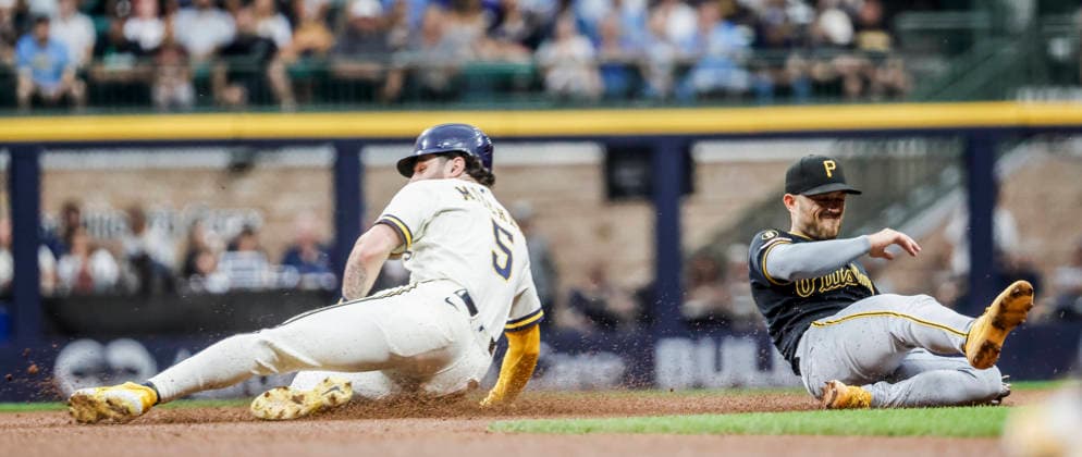 Milwaukee Brewers center fielder Garrett Mitchell steals second base on Pittsburgh Pirates second baseman Brandon Lowe in the fourth inning of the MLB, Baseball Herren, USA game between the Pittsburgh Pirates and the Milwaukee Brewers at American Family Field in Milwaukee, Wisconsin on Wednesday, August 5, 2026.  MIL20260805810 TANNENxMAURY
