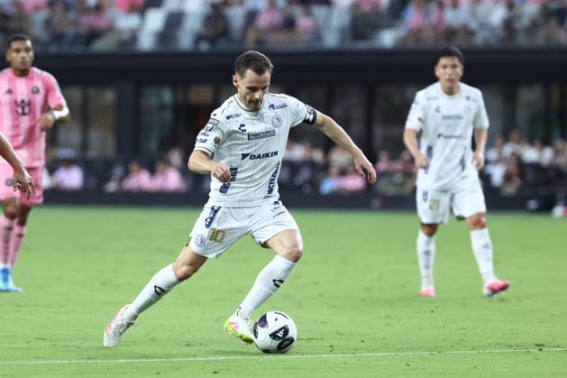 MIAMI, FL - AUGUST 05: AtlÃ tico San Luis midfielder SÃ bastien Salles-Lamonge (10) controls the ball in the first half during the Leagues Cup match between Inter Miami and Athletico de San Luis on Wednesday, August 5, 2026 at Nu Stadium in Miami, FL. (Photo by Peter Joneleit Icon Sportswire) SOCCER: AUG 05 Leagues Cup Miami vs Atletico de San Luis EDITORIAL USE ONLY Icon260805008