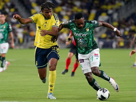 August 5, 2026, Nashville, Tennessee, USA: Leon forward Diber Cambindo (27) and Nashville SC defender Thomas Williams (21) battle for the ball during the first half at Geodis Park. Nashville USA - ZUMAh237 20260805_zsp_h237_005 Copyright: xCamdenxHallx