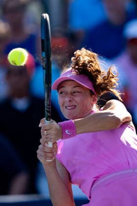 TORONTO, ON - AUGUST 05: Zeynep Sonmez of Turkiye returns a shot during her match at the WTA, Tennis Damen National Bank Open tournament on August 5, 2026 at Sobeys Stadium in Toronto, ON, Canada (Photo by Julian Avram Icon Sportswire) TENNIS: AUG 05 National Bank Open EDITORIAL USE ONLY Icon2608050187