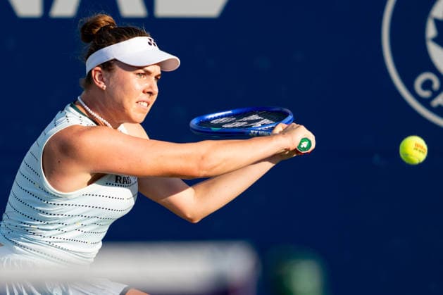 TORONTO, ON - AUGUST 05: Linda Noskova of Czech Republic returns a shot during her match at the WTA, Tennis Damen National Bank Open tournament on August 5, 2026 at Sobeys Stadium in Toronto, ON, Canada (Photo by Julian Avram Icon Sportswire) TENNIS: AUG 05 National Bank Open EDITORIAL USE ONLY Icon2608050250