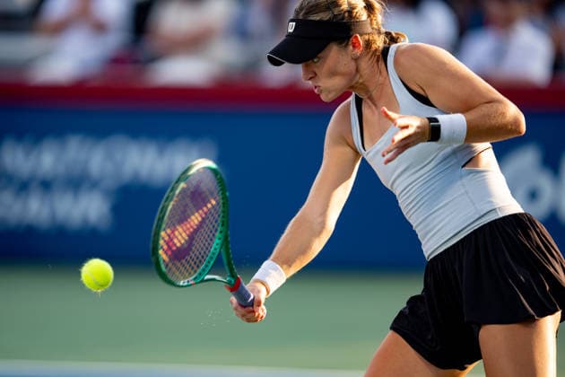 TORONTO, ON - AUGUST 05: Caty McNally of the United States returns a shot during her match at the WTA, Tennis Damen National Bank Open tournament on August 5, 2026 at Sobeys Stadium in Toronto, ON, Canada (Photo by Julian Avram Icon Sportswire) TENNIS: AUG 05 National Bank Open EDITORIAL USE ONLY Icon2608050296