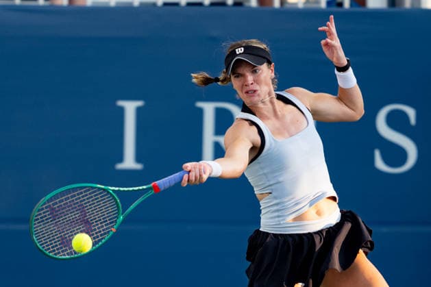 TORONTO, ON - AUGUST 05: Caty McNally of the United States returns a shot during her match at the WTA, Tennis Damen National Bank Open tournament on August 5, 2026 at Sobeys Stadium in Toronto, ON, Canada (Photo by Julian Avram Icon Sportswire) TENNIS: AUG 05 National Bank Open EDITORIAL USE ONLY Icon2608050300