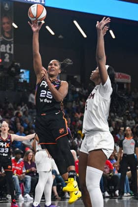 COLLEGE PARK, GA - AUGUST 05: Phoenix forward Alyssa Thomas (25) drives to the basket during the WNBA, Basketball Damen, USA game between the Phoenix Mercury and the Atlanta Dream on August 5th, 2026 at the Gateway Center in College Park, GA. (Photo by Rich von Biberstein Icon Sportswire) WNBA: AUG 05 Phoenix Mercury at Atlanta Dream EDITORIAL USE ONLY Icon260805039