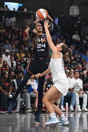 COLLEGE PARK, GA - AUGUST 05: Phoenix forward DeWanna Bonner (24) shoots the ball over Atlanta guard Isobel Borlase (20) during the WNBA, Basketball Damen, USA game between the Phoenix Mercury and the Atlanta Dream on August 5th, 2026 at the Gateway Center in College Park, GA. (Photo by Rich von Biberstein Icon Sportswire) WNBA: AUG 05 Phoenix Mercury at Atlanta Dream EDITORIAL USE ONLY Icon260805041