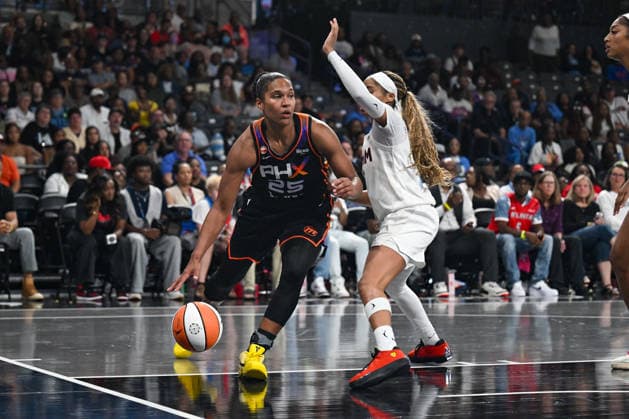 COLLEGE PARK, GA - AUGUST 05: Phoenix forward Alyssa Thomas (25) drives to the basket during the WNBA, Basketball Damen, USA game between the Phoenix Mercury and the Atlanta Dream on August 5th, 2026 at the Gateway Center in College Park, GA. (Photo by Rich von Biberstein Icon Sportswire) WNBA: AUG 05 Phoenix Mercury at Atlanta Dream EDITORIAL USE ONLY Icon260805042