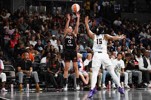COLLEGE PARK, GA - AUGUST 05: Phoenix guard Kelsey Plum (0) attempts a three-pointer during the WNBA, Basketball Damen, USA game between the Phoenix Mercury and the Atlanta Dream on August 5th, 2026 at the Gateway Center in College Park, GA. (Photo by Rich von Biberstein Icon Sportswire) WNBA: AUG 05 Phoenix Mercury at Atlanta Dream EDITORIAL USE ONLY Icon260805047