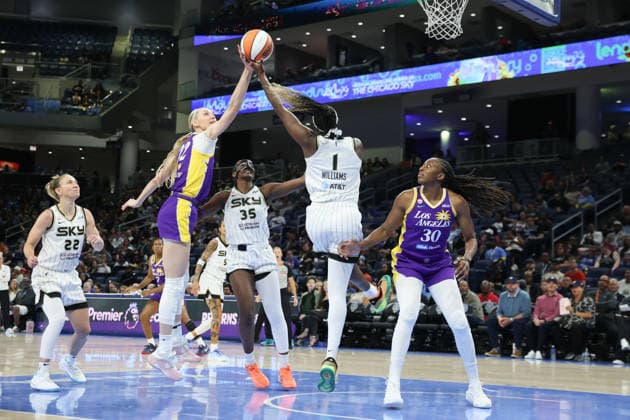 CHICAGO, USA - August 5: Cameron Brink (22 Los Angeles Sparks) grabs the rebound during the WNBA, Basketball Damen, USA game between the Chicago Sky and Los Angeles Sparks at Wintrust Arena on Monday, August 5 in Chicago, USA  Copyright: xShainaxBenhiyoun SPPx Sportspressphoto_SPR201256