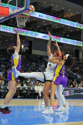CHICAGO, IL - AUGUST 05: Kamilla Cardoso 10 of the Chicago Sky shoots the ball while being guard by Rae Burrell 12 of the Los Angeles Sparks during the first half on August 5, 2026 at Wintrust Arena in Chicago, Illinois. (Photo by Melissa Tamez Icon Sportswire) WNBA, Basketball Damen, USA AUG 05 Los Angeles Sparks at Chicago Sky EDITORIAL USE ONLY Icon260805001
