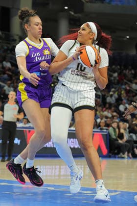 CHICAGO, IL - AUGUST 05: Dearica Hamby 5 of the Los Angeles Sparks guards Kamilla Cardoso 10 of the Chicago Sky during the first half on August 5, 2026 at Wintrust Arena in Chicago, Illinois. (Photo by Melissa Tamez Icon Sportswire) WNBA, Basketball Damen, USA AUG 05 Los Angeles Sparks at Chicago Sky EDITORIAL USE ONLY Icon260805002