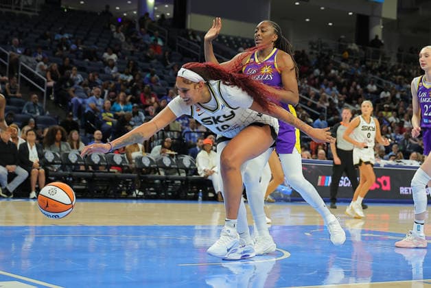 CHICAGO, IL - AUGUST 05: Kamilla Cardoso 10 of the Chicago Sky reacts for a loose ball during the first half against the Los Angeles Sparks on August 5, 2026 at Wintrust Arena in Chicago, Illinois. (Photo by Melissa Tamez Icon Sportswire) WNBA, Basketball Damen, USA AUG 05 Los Angeles Sparks at Chicago Sky EDITORIAL USE ONLY Icon260805006