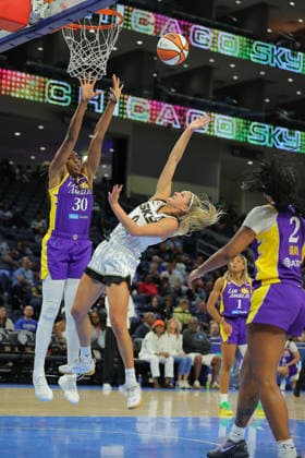 CHICAGO, IL - AUGUST 05: Jacy Sheldon 0 of the Chicago Sky shoots the ball over Nneka Ogwumike 30 of the Los Angeles Sparks during the first half on August 5, 2026 at Wintrust Arena in Chicago, Illinois. (Photo by Melissa Tamez Icon Sportswire) WNBA, Basketball Damen, USA AUG 05 Los Angeles Sparks at Chicago Sky EDITORIAL USE ONLY Icon260805009